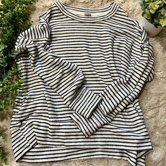 Black & White Striped Beach Sweater– Casual Style - Picture 1 of 2